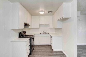 Casa Del Cielo Apartments in Palm Springs, CA - Building Photo - Interior Photo