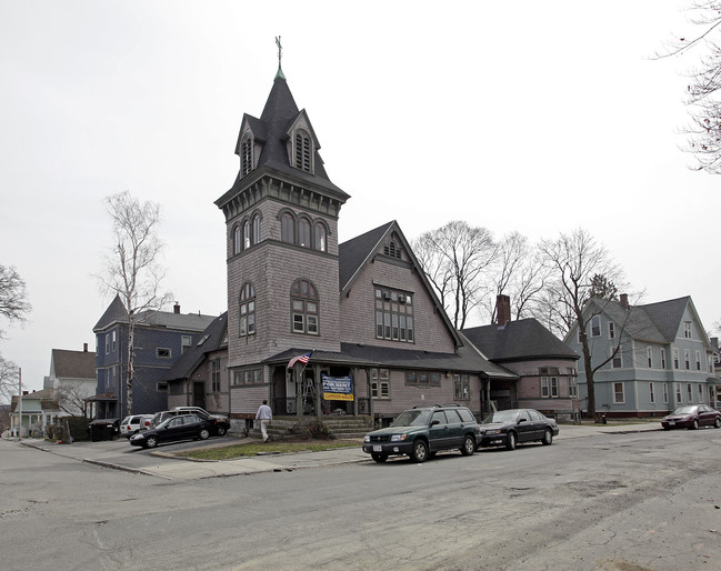 111 Woodland St in Worcester, MA - Foto de edificio - Building Photo