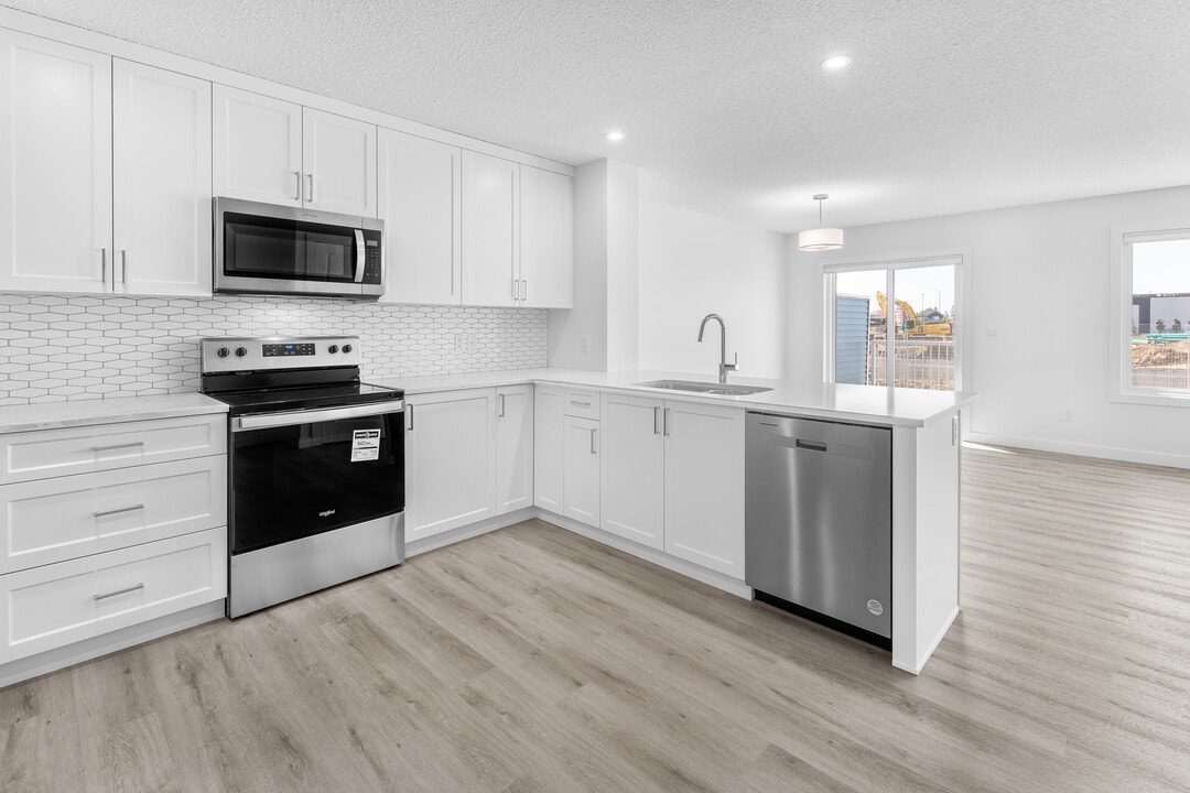 1447 Cherniak Way SW in Edmonton, AB - Building Photo