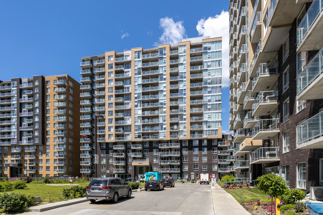 10050 De L'acadie Pl in Montréal, QC - Building Photo