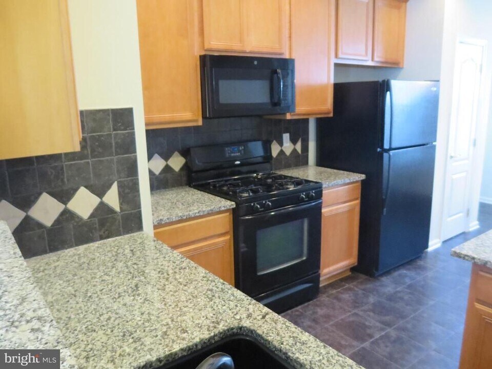 7017 Little Thames Drive in Gainesville, VA - Building Photo