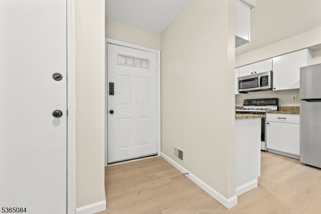 52 Arthurs Ct in Berkeley Heights, NJ - Building Photo - Building Photo