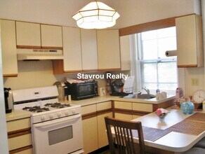 1675 Beacon St, Unit 2 in Brookline, MA - Building Photo - Building Photo