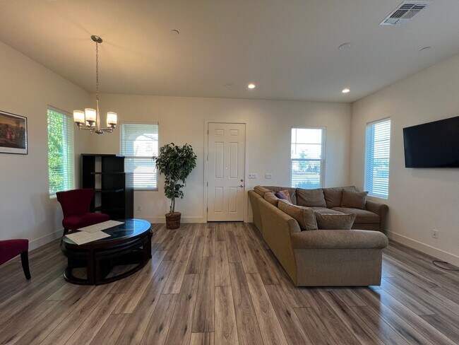 101 Alboran Sea Cir in Sacramento, CA - Building Photo - Building Photo