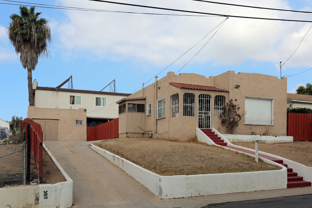 109-113 Alverson Rd in San Ysidro, CA - Building Photo