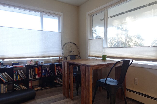 248 Zappa Pl, Unit C in Anchorage, AK - Foto de edificio - Building Photo