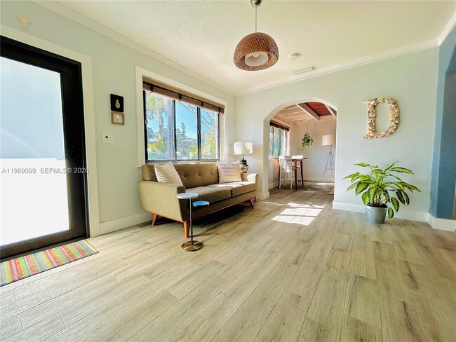 1175 NE 131st St in North Miami, FL - Building Photo - Building Photo