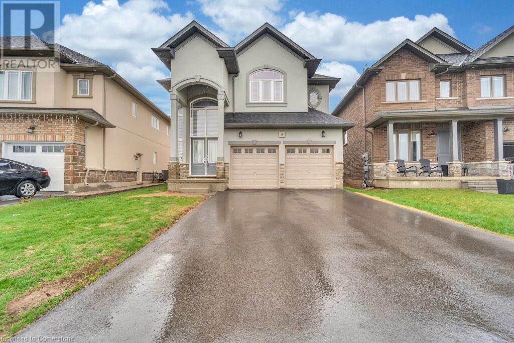 8 Dolomiti Ct in Hamilton, ON - Building Photo