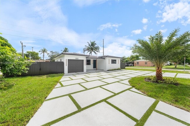 1305 N 31st Rd in Hollywood, FL - Building Photo - Building Photo