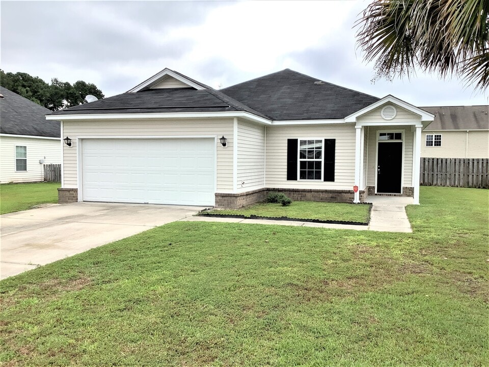 30 Valley Oak Dr in Richmond Hill, GA - Building Photo