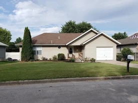 5617 S Pinehurst Ave in Springfield, MO - Building Photo