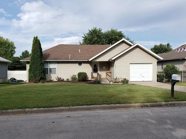 property at 5617 S Pinehurst Ave