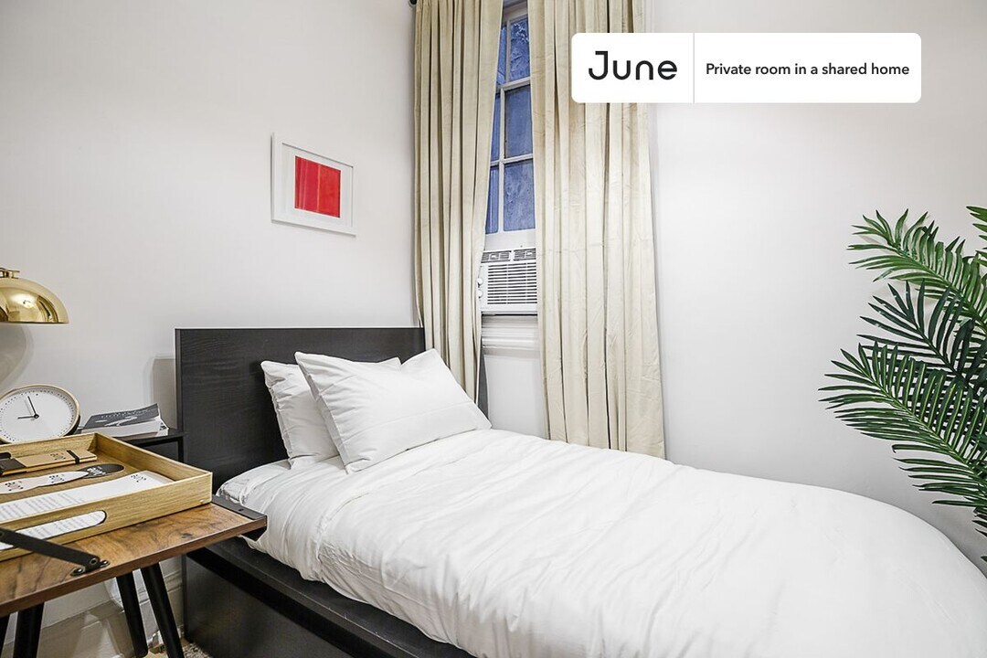 Private bedroom in 5 bed/1 bath Home in New York, NY - Building Photo