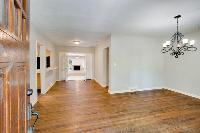 1243 Spring Valley Ln NE in Atlanta, GA - Foto de edificio - Building Photo