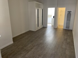 11017 Strathmore Drive, Los Angeles in Los Angeles, CA - Building Photo