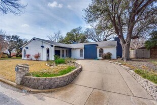 15642 Overmead Cir in Dallas, TX - Building Photo