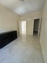 31 Bay 34th St, Unit 2 in Brooklyn, NY - Foto de edificio - Building Photo