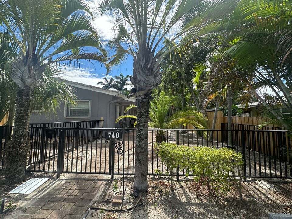740 NE 37th St in Oakland Park, FL - Building Photo