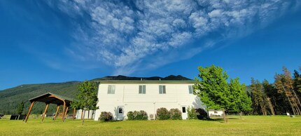 228 Jensen Rd in Columbia Falls, MT - Foto de edificio - Building Photo