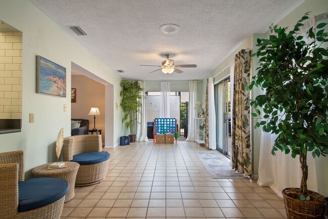 1317 63rd St W in Bradenton, FL - Foto de edificio - Building Photo