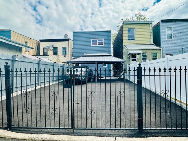67 Winfield Ave, Unit 1 in Jersey City, NJ - Building Photo - Building Photo