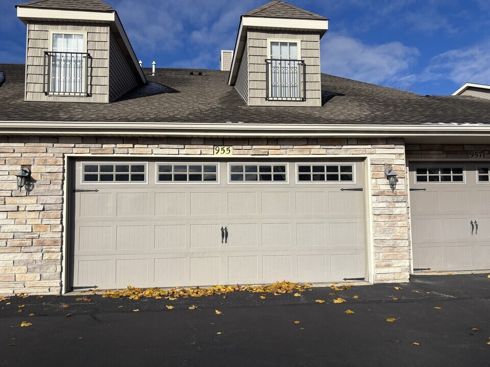 955 Buckingham Dr in Sycamore, IL - Building Photo