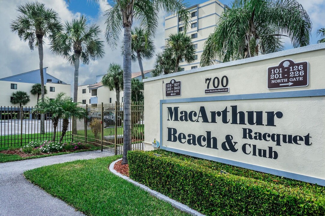 700 Golden Beach Blvd in Venice, FL - Building Photo