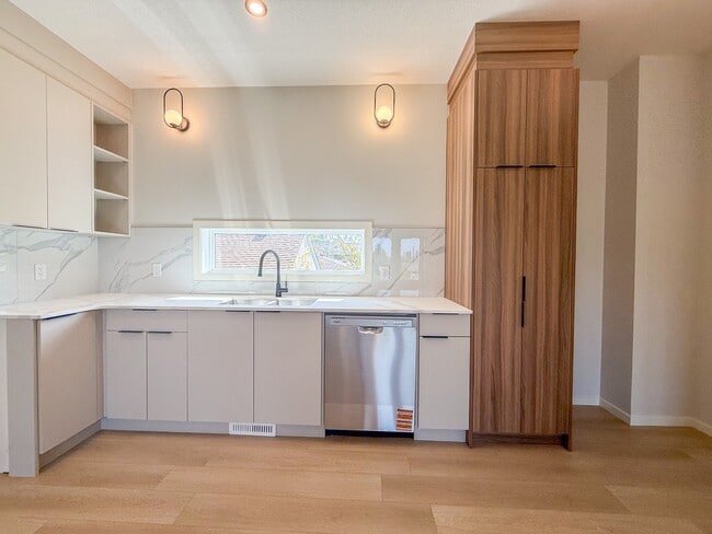 9307-9123 123 Ave NW in Edmonton, AB - Building Photo - Building Photo