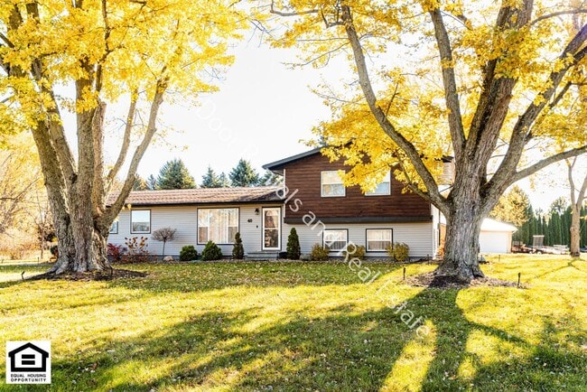 40 Ln 375 Lake James in Angola, IN - Building Photo - Building Photo