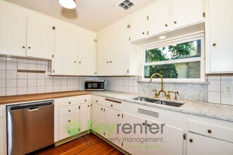 7936 29th Ave SW in Seattle, WA - Building Photo - Building Photo