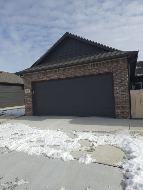 16283-16285 W Ike Ct in Goddard, KS - Building Photo
