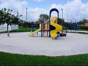 1617 W Harmony Lake Cir in Davie, FL - Building Photo - Building Photo