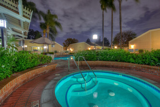 GREENHOUSE in Fullerton, CA - Foto de edificio - Building Photo