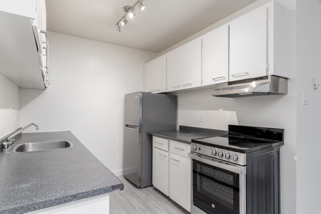 Monterey Pointe in Edmonton, AB - Building Photo - Building Photo