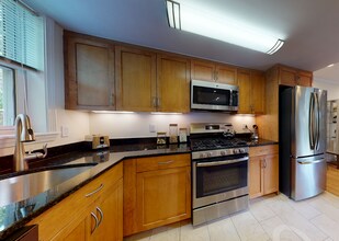 176 Thornton Rd in Chestnut Hill, MA - Foto de edificio - Building Photo