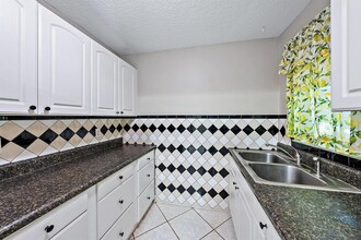 733 Hummingbird Way, Unit 10 in North Palm Beach, FL - Building Photo - Building Photo