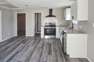 1360 Essex St in San Antonio, TX - Building Photo - Building Photo