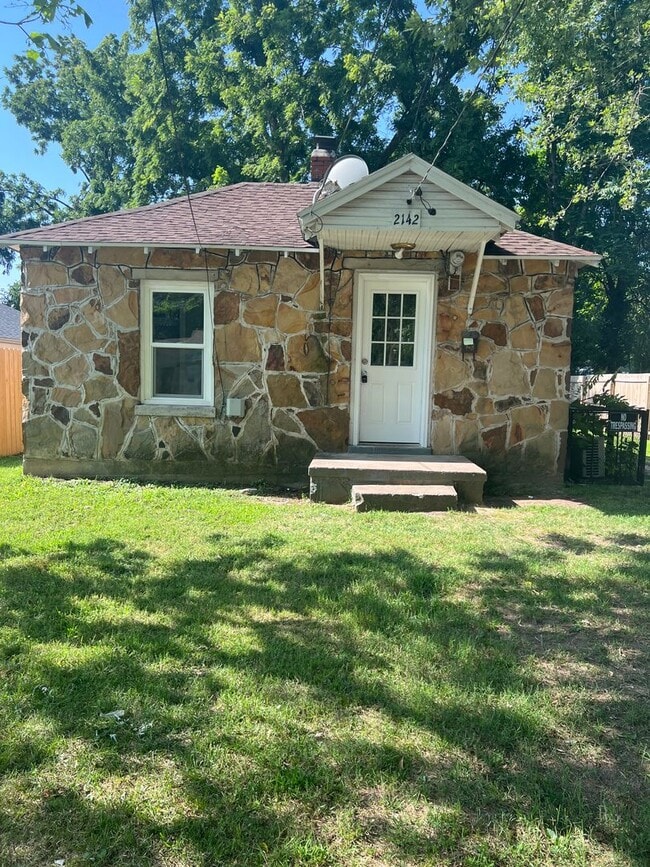 property at 2142 W Chestnut St