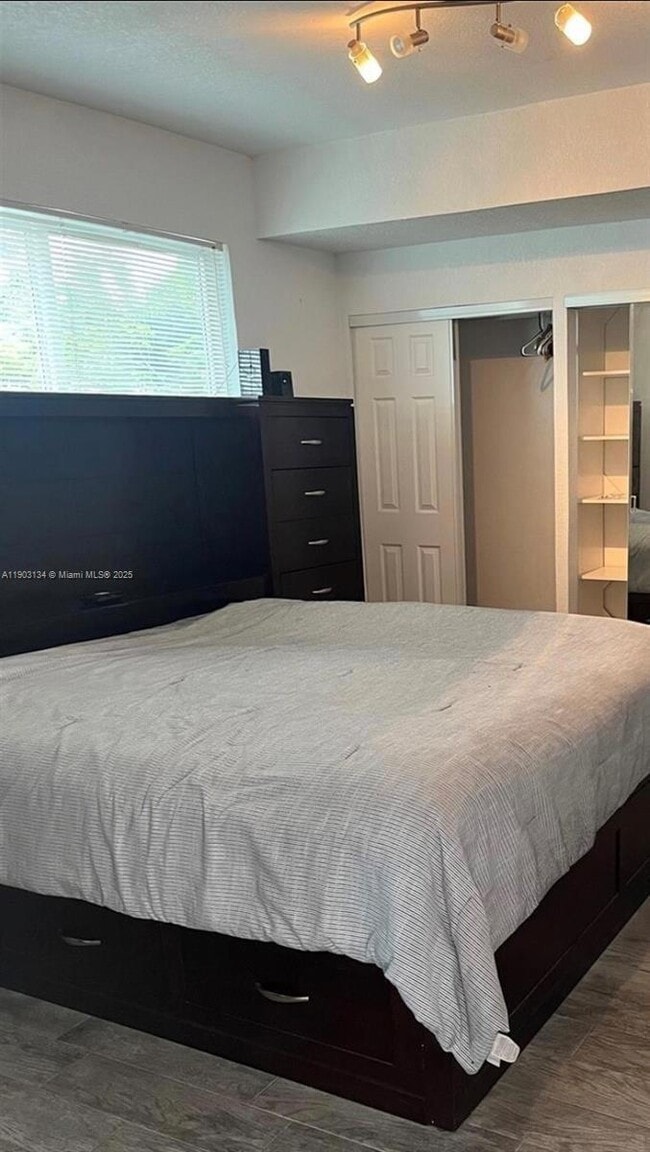 2001 N Park Rd in Hollywood, FL - Building Photo - Building Photo