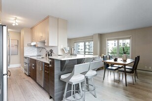 9725-9106 106 St in Edmonton, AB - Building Photo