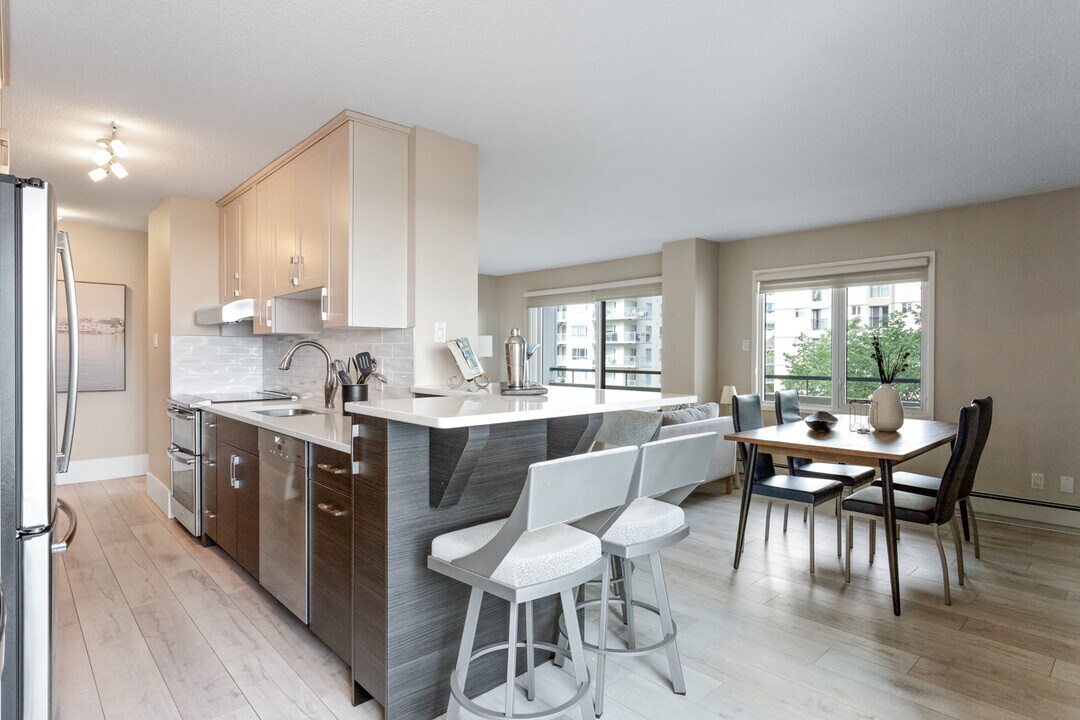 9725-9106 106 St in Edmonton, AB - Building Photo