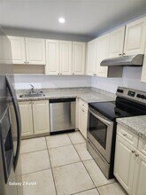 6950 Miami Gardens Dr in Hialeah, FL - Building Photo - Building Photo