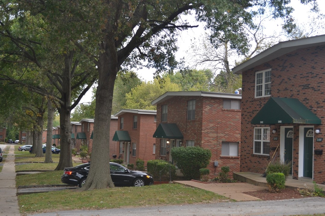 Glenwood Townhomes in St. Ann, MO - Building Photo