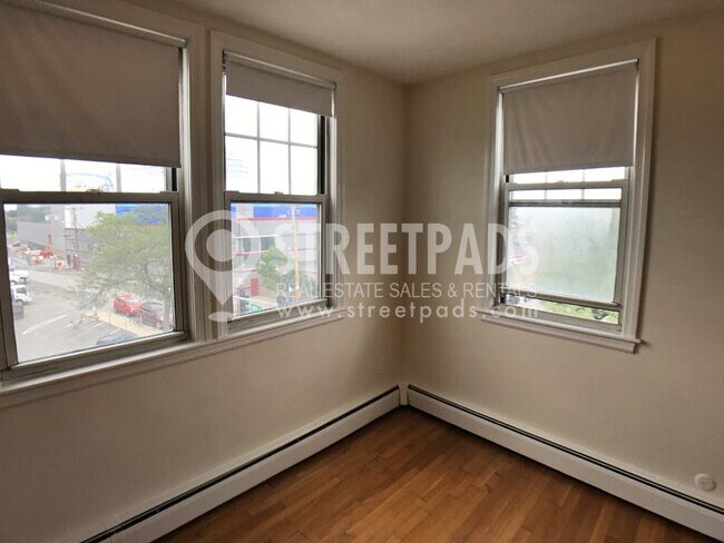 160 N Beacon St in Boston, MA - Building Photo - Building Photo