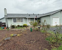 8715 Windsor Rd in Windsor, CA - Building Photo