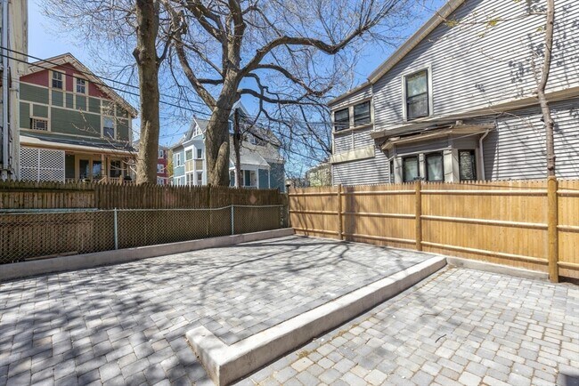 7 Forbes St, Unit 2 in Boston, MA - Building Photo - Building Photo