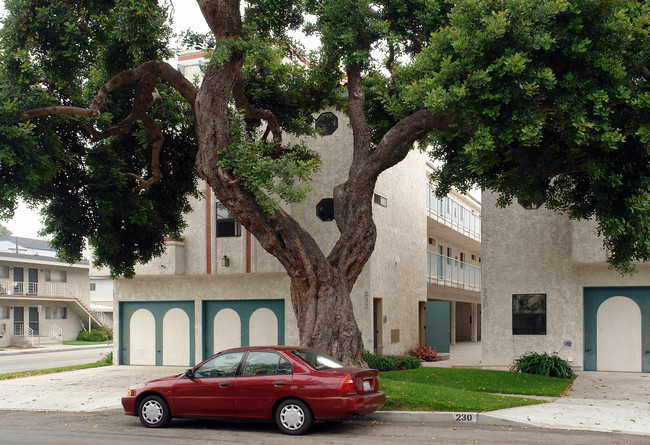 420 E Grand Ave in El Segundo, CA - Building Photo - Building Photo