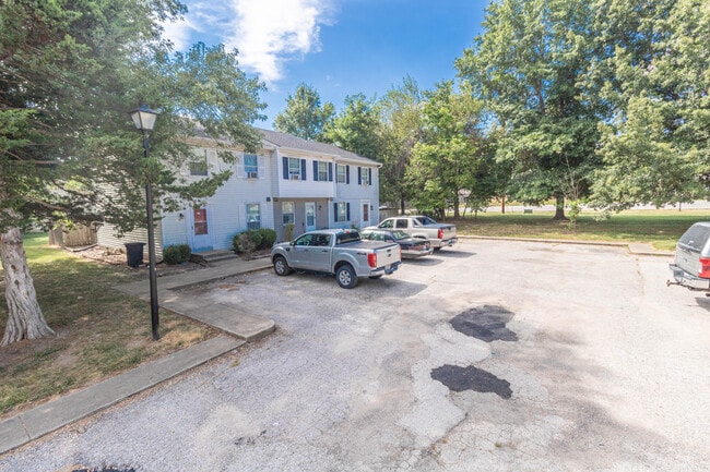 1655 W Amos Dr in Columbia, MO - Building Photo - Building Photo