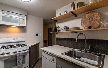 221 Girard Blvd SE, Unit Casita in Albuquerque, NM - Building Photo - Building Photo