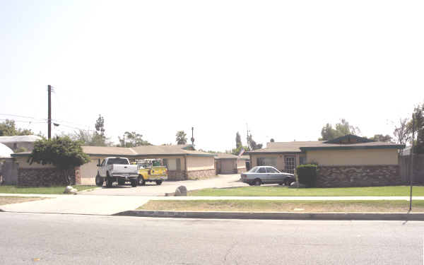 976-994 W 3rd St in Azusa, CA - Building Photo